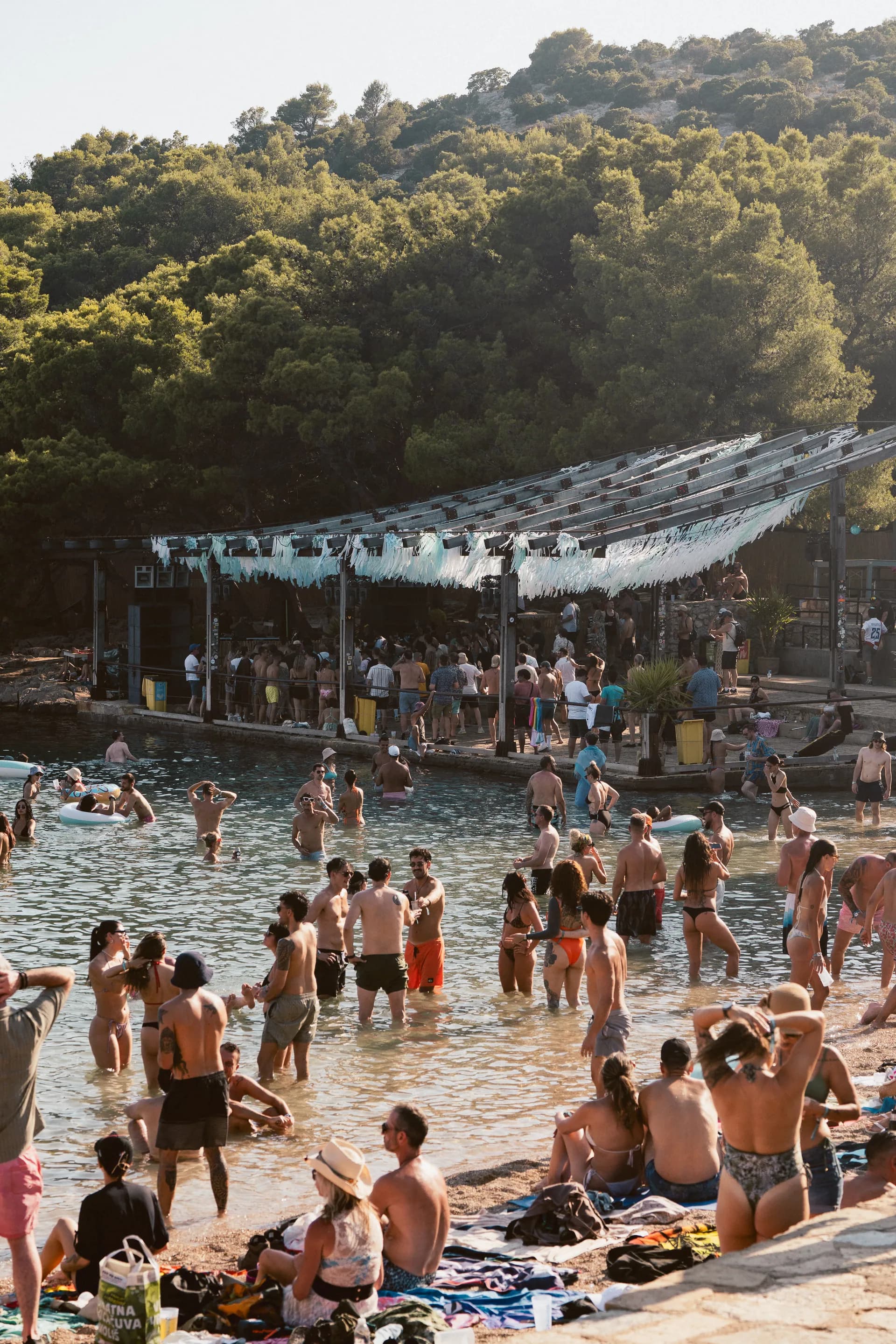 Playa y pista de baile de The Garden Resort junto al Adriático