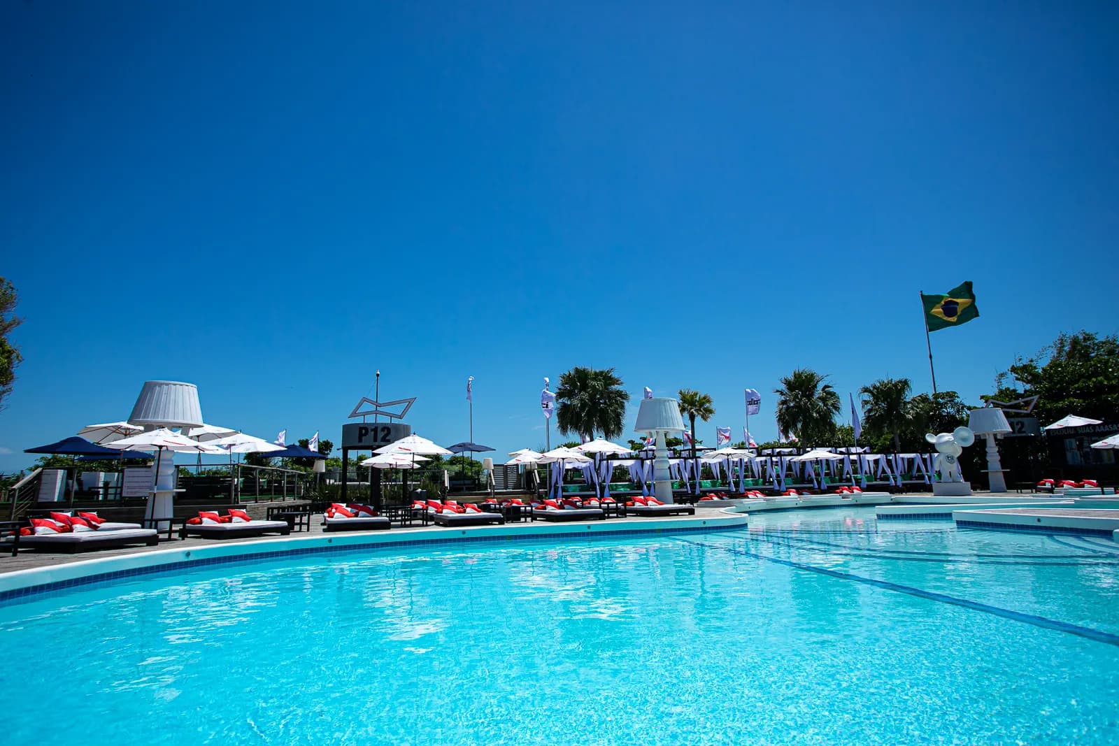 Piscina del parador P12 en Jurerê Internacional, Florianópolis