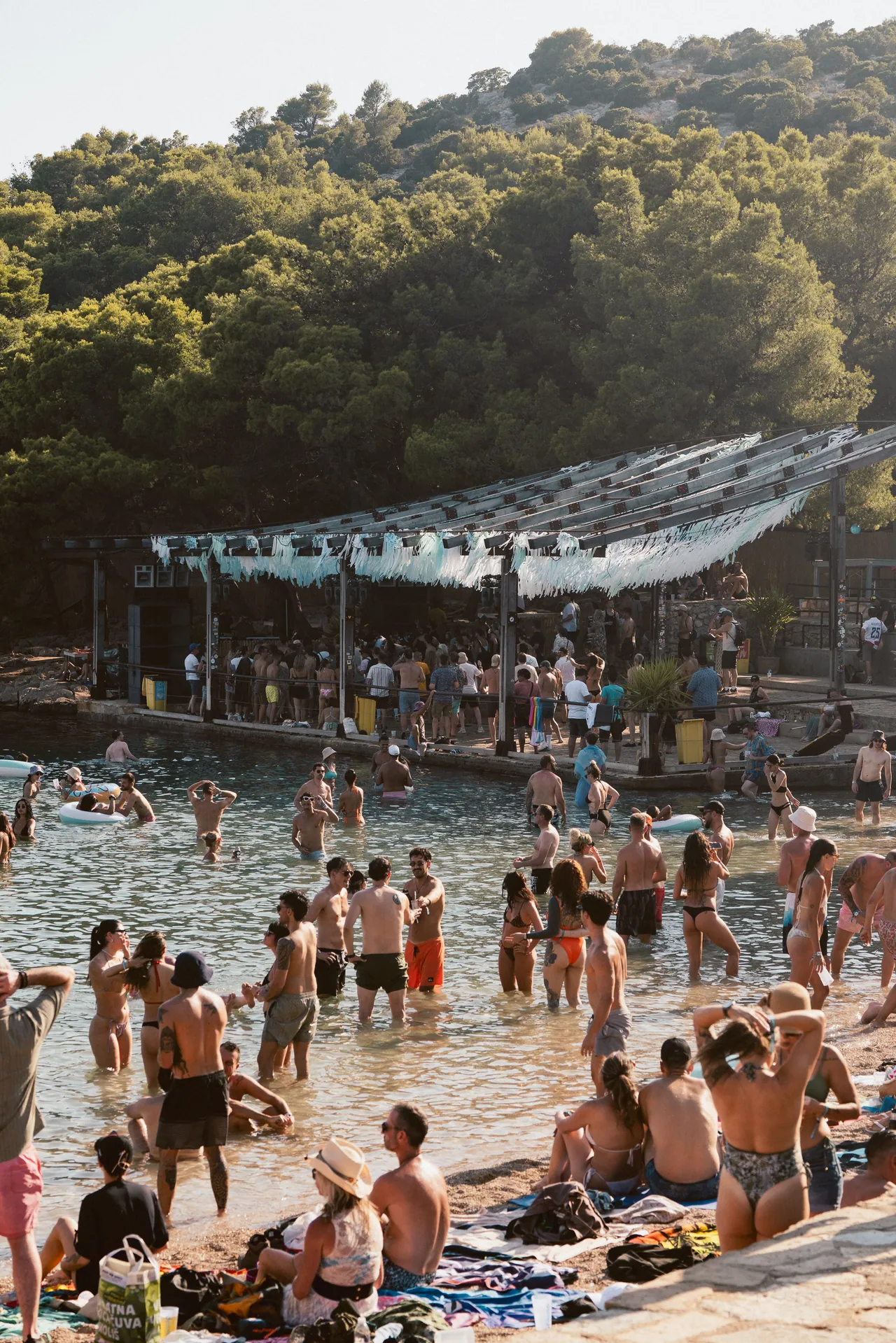 Playa y pista de baile de The Garden Resort junto al Adriático