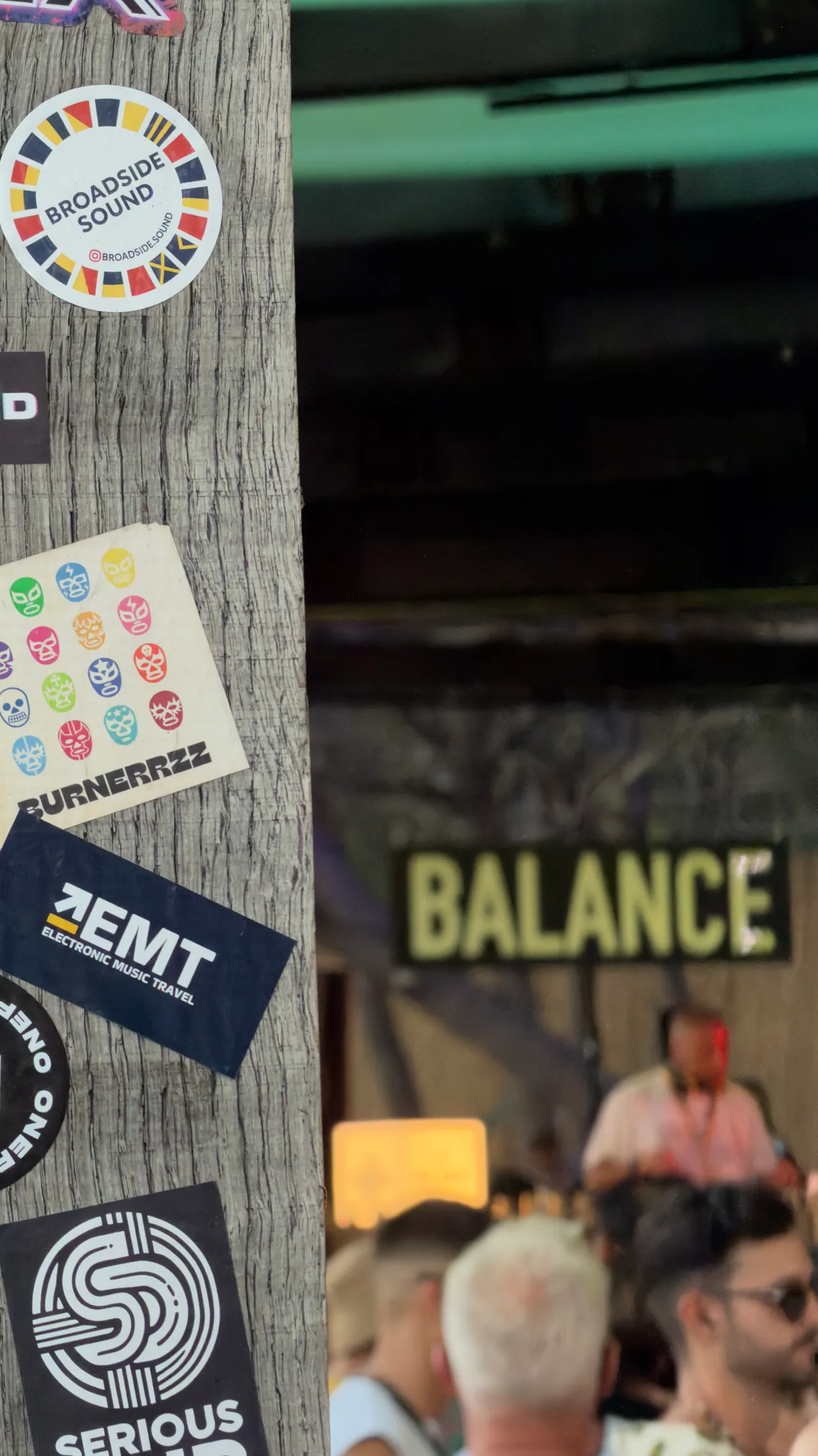 Sticker de EMT junto al escenario de Balance