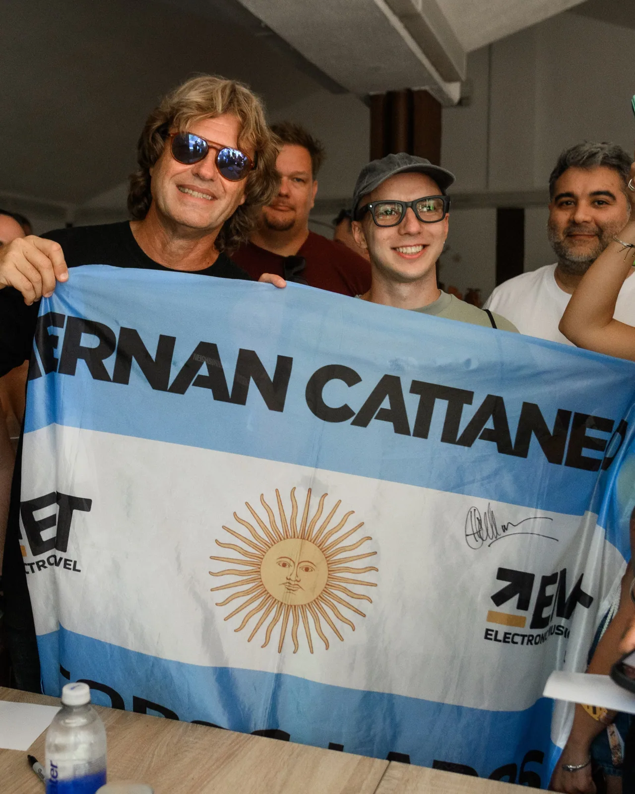 Un grupo de personas sosteniendo la bandera argentina de EMT en Balance Croatia